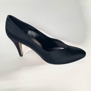 YVES SAINT LAURENT Classic Black Pump
